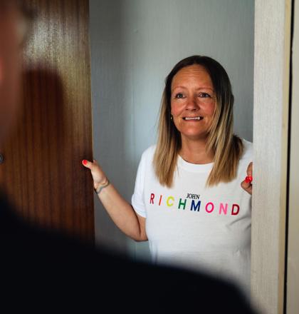 Your Housing Clair 00117 Customer At Door